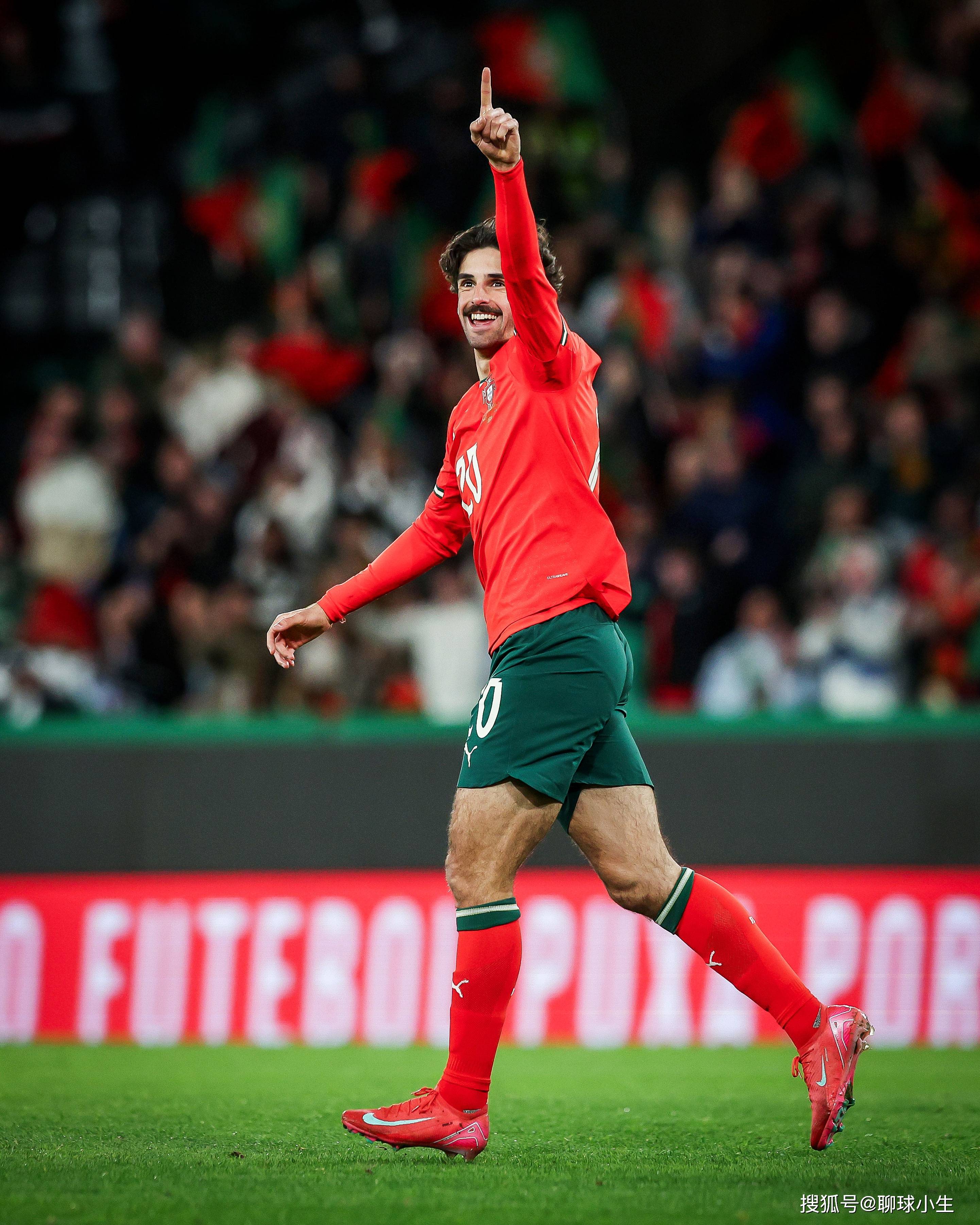 多米体育入口 -葡萄牙体育训练开放日，转会期更衣室发声引欢呼，葡超在即，轮换策略成焦点 